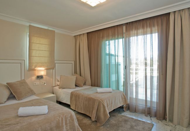 Apartment in Marbella - Playa Esmeralda - A beautiful beachfront apartment - holiday rental in Marbella - Puerto Banus