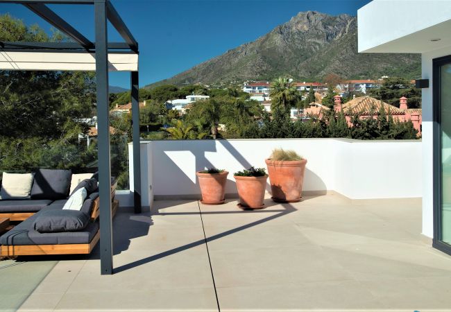 Villa in Marbella - Villa Las Yucas - A beautiful, modern 4 bed villa with heated pool in Marbella Center