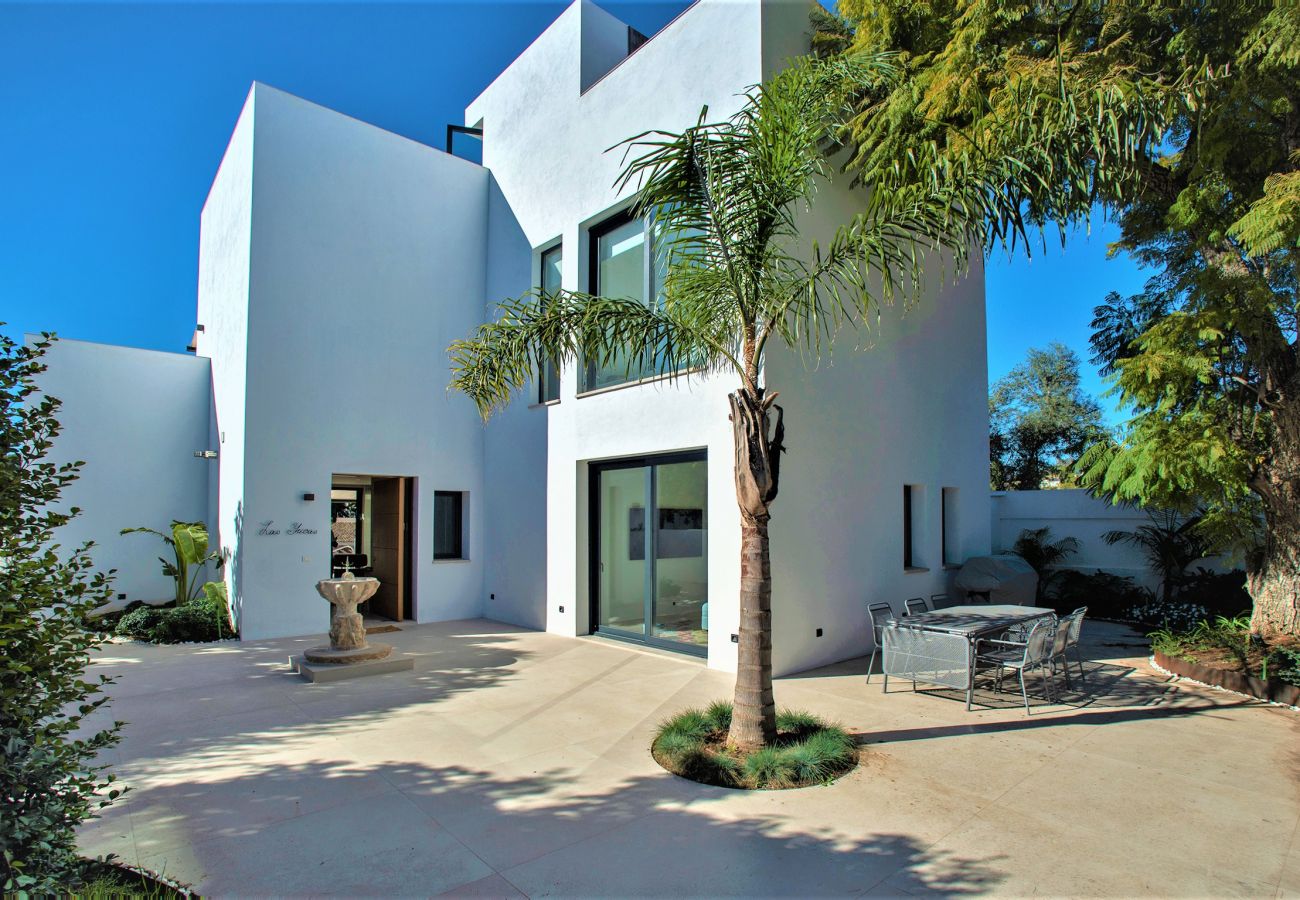 Villa in Marbella - Villa Las Yucas - A beautiful, modern 4 bed villa with heated pool in Marbella Center