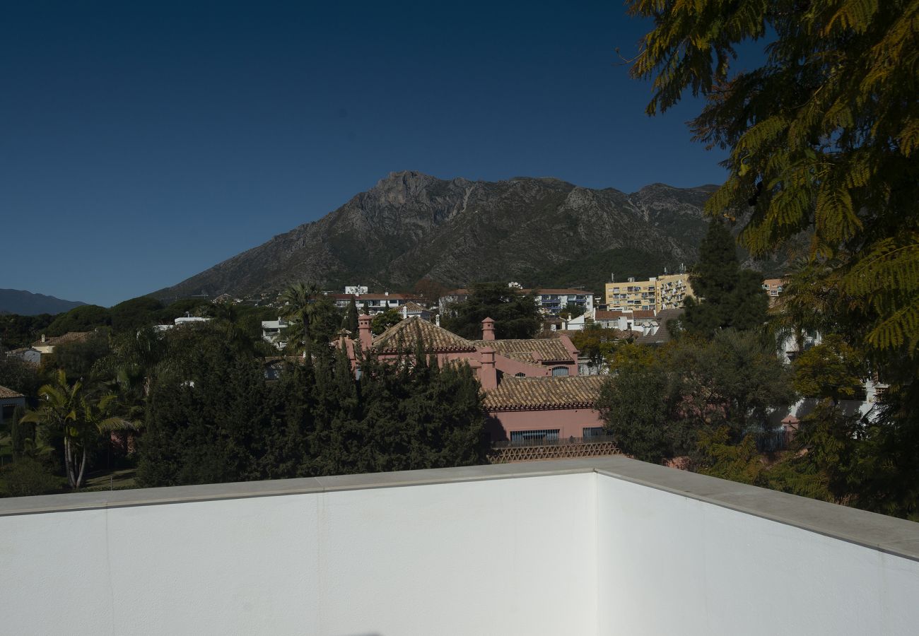 Villa in Marbella - Villa Las Yucas - A beautiful, modern 4 bed villa with heated pool in Marbella Center