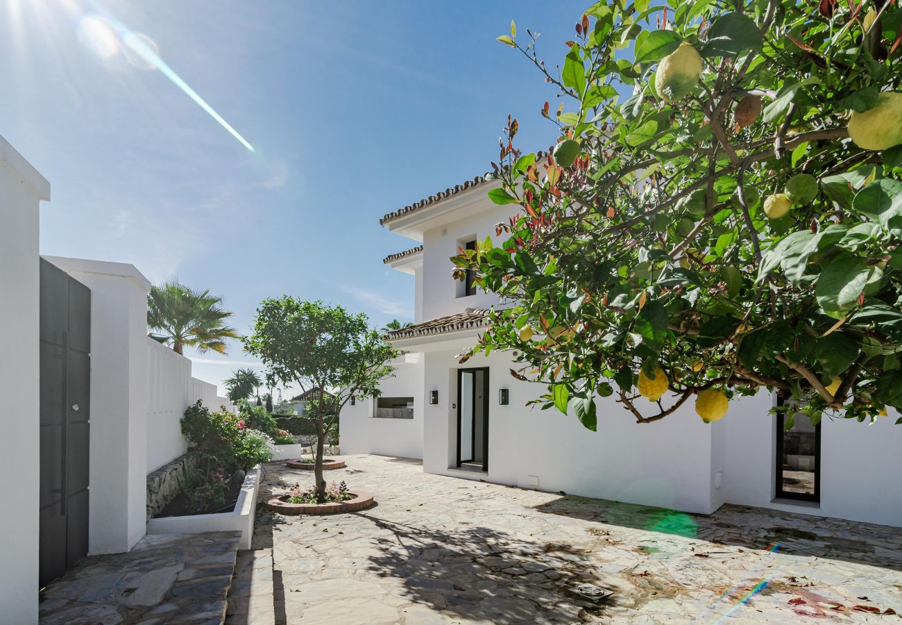 Villa in Marbella - Villa Anna - stunning villa with heated pool in the heart of Nueva Andalucía